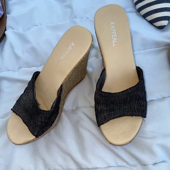 Black smocked strap wedges size 7 - Picture 2 of 3